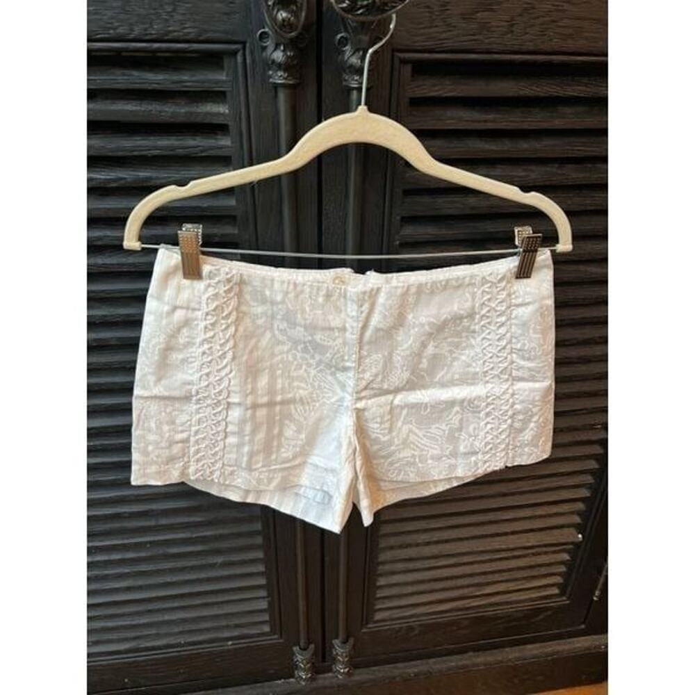 Lilly Pulitzer pattern white shorts size 4‎